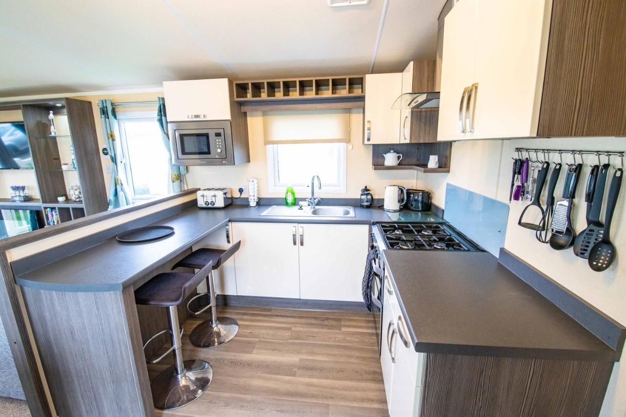 Big Skies Platinum Plus Holiday Home With Wifi, Netflix, Dishwasher, Decking Camber エクステリア 写真
