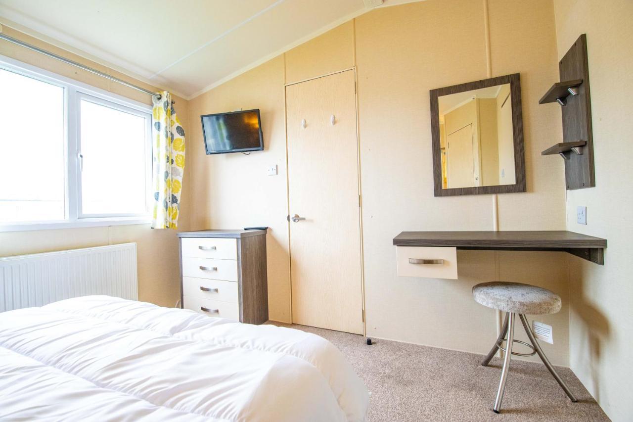 Big Skies Platinum Plus Holiday Home With Wifi, Netflix, Dishwasher, Decking Camber エクステリア 写真